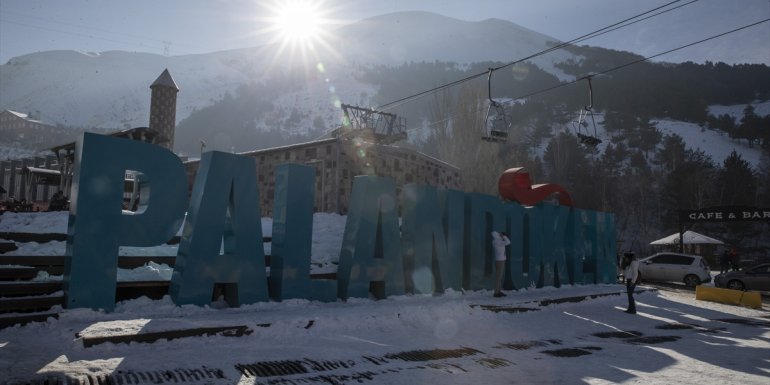 Palandöken Kayak Merkezi'nde hafta sonu yoğunluğu yaşanıyor