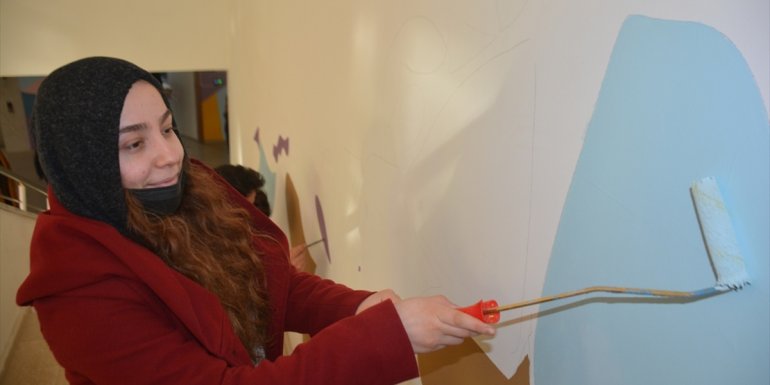 Tatvan'da resim kursuna katılan gençler, çizdikleri resimlerle bilgi evini renklendirdi