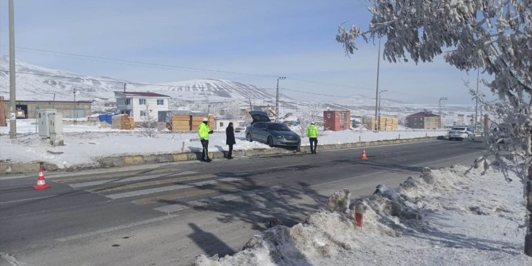 Tatvan'da tır ile çarpışan otomobildeki belediye başkan yardımcısı ile sürücü yaralandı