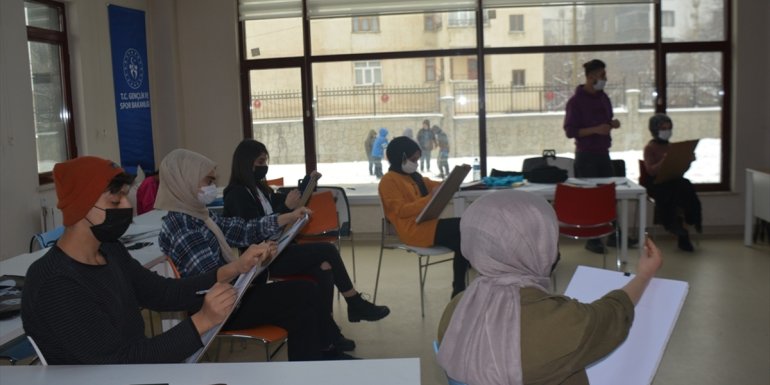 Tatvan Gençlik Merkezinde açılan kurslar ilgi görüyor