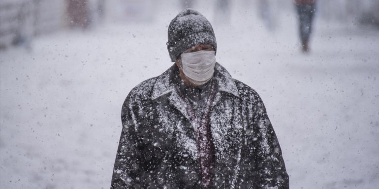 Tırın karda kaymasıyla kapanan Erzurum-Erzincan kara yolu ulaşıma açıldı