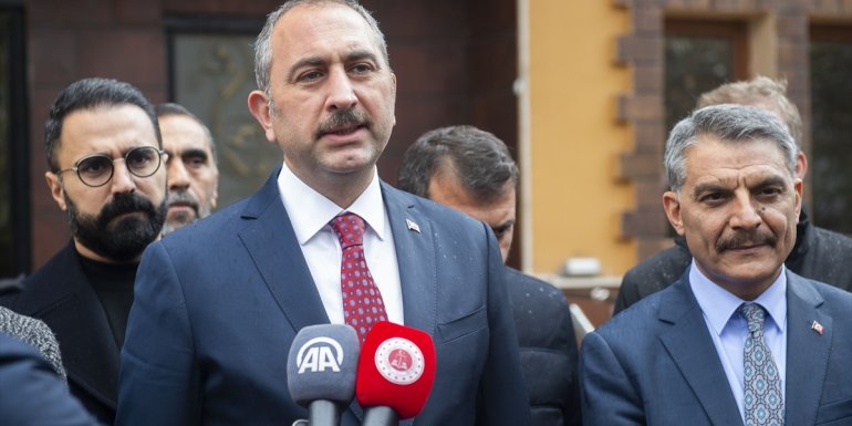TUNCELİ - Adalet Bakanı Gül, cemevi ziyaretinde konuştu1