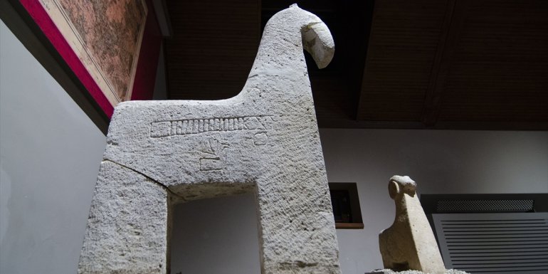 TUNCELİ - Tarihi koç ve at biçimli mezar taşları 500 yıllık kültürün izlerini taşıyor1