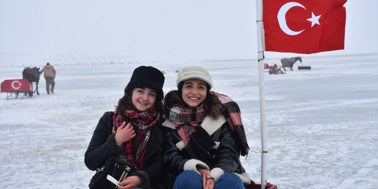 Turistik Doğu Ekspresi yolcuları Çıldır Gölü'nde atlı kızağa bindi