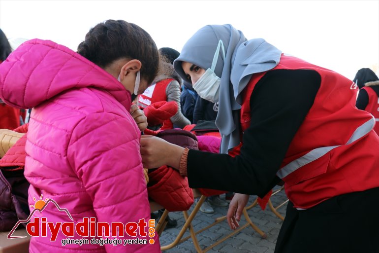 Türk Kızılay Ağrı'daki köy çocuklarını kışlık kıyafetlerle sevindirdi