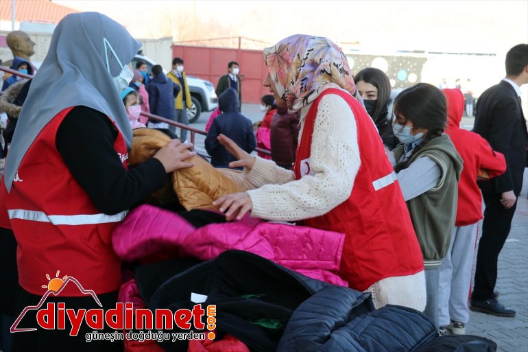Kızılay kıyafetlerle çocuklarını köy sevindirdi Türk kışlık Ağrı