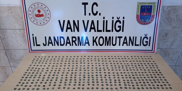Van'da 518 tarihi sikke ele geçirildi