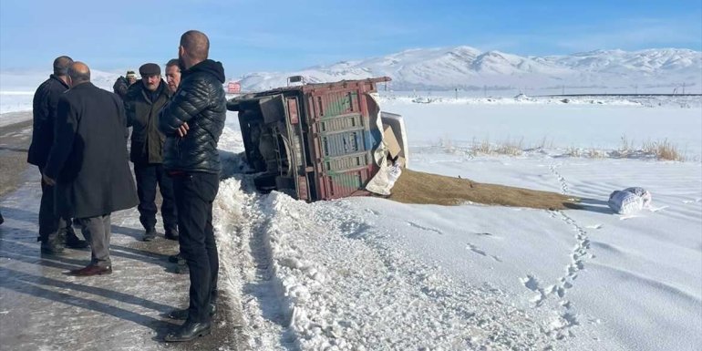 Van'da buğday yüklü kamyonet devrildi