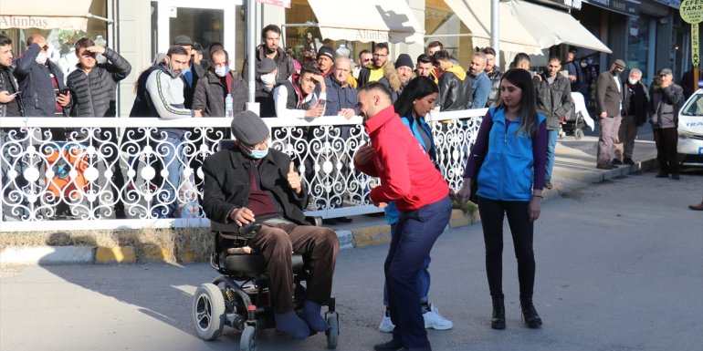 Van'da engelli haklarına dikkati çekmek için pandomim gösterisi yapıldı