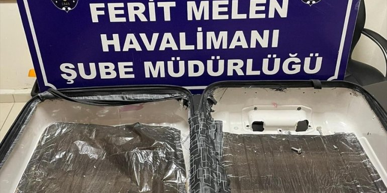 Van'da havaalanı girişindeki kontrolde valiz içerisinde 3 kilo 240 gram eroin bulundu