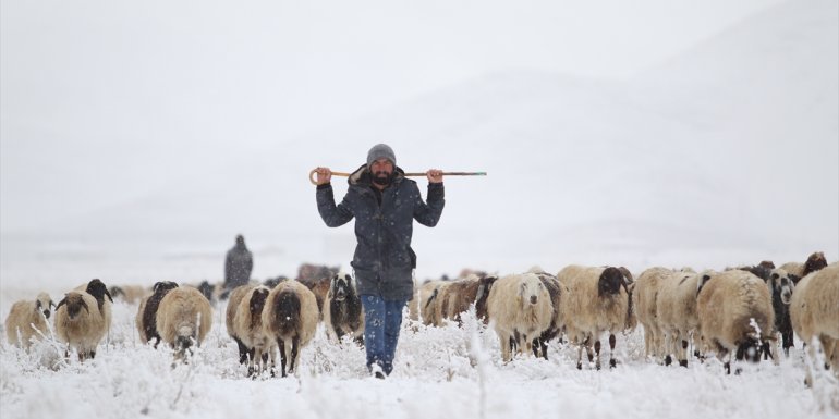 Van'da kar nedeniyle mahsur kalanlar belediye ekiplerince kurtarıldı