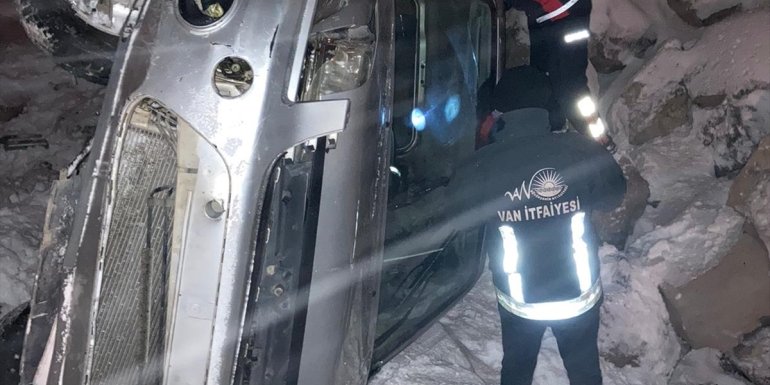 Van'da şarampole devrilen otomobildeki 5 kişi yaralandı