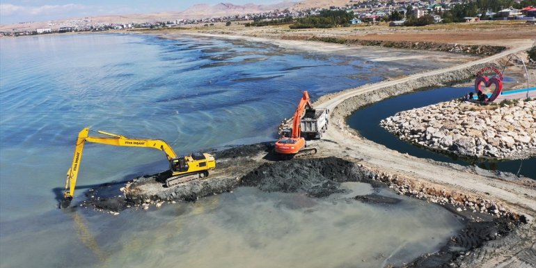 Van Gölü'nde 6 ayda 25 bin metreküp dip çamuru temizliği yapıldı