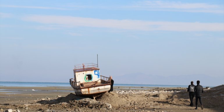 Van Gölü'nden kaldırılan batık teknenin yerine yenisi konuldu
