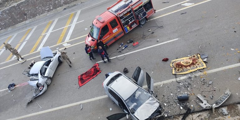 Van'da iki otomobilin çarpışması sonucu 2 kişi öldü, 4 kişi yaralandı