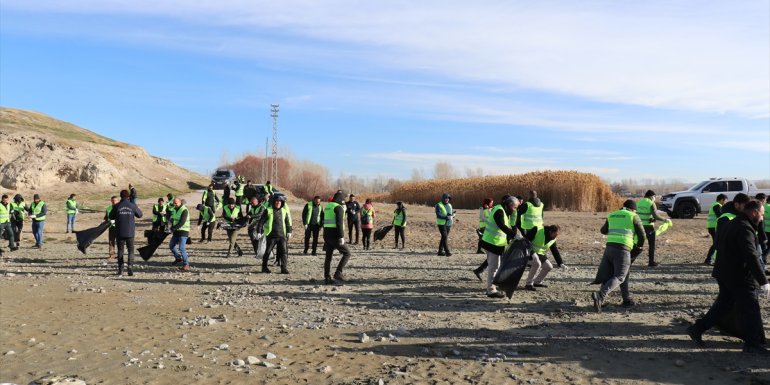 VAN - Kuraklığı fırsat bilen belediye ekipleri Van Gölü sahilini çöplerden arındırdı1