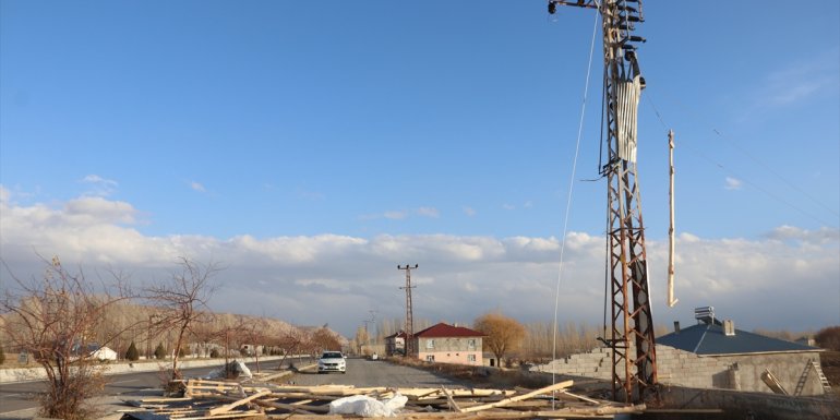 Van'da şiddetli rüzgar okulun çatısını uçurdu