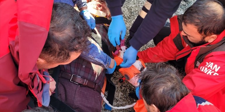 Van'da virajı alamayan tırın devrilmesi sonucu 2 kişi yaralandı