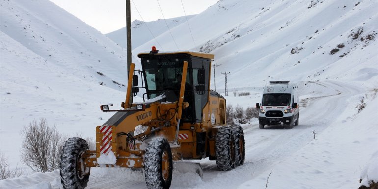 Yolu kardan kapanan mahallede omzu kırılan çoban için ekipler seferber oldu