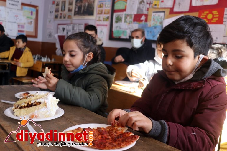 kışlık çocuklara yapıldı kıyafet yardımı köyde yaşayan Ağrı