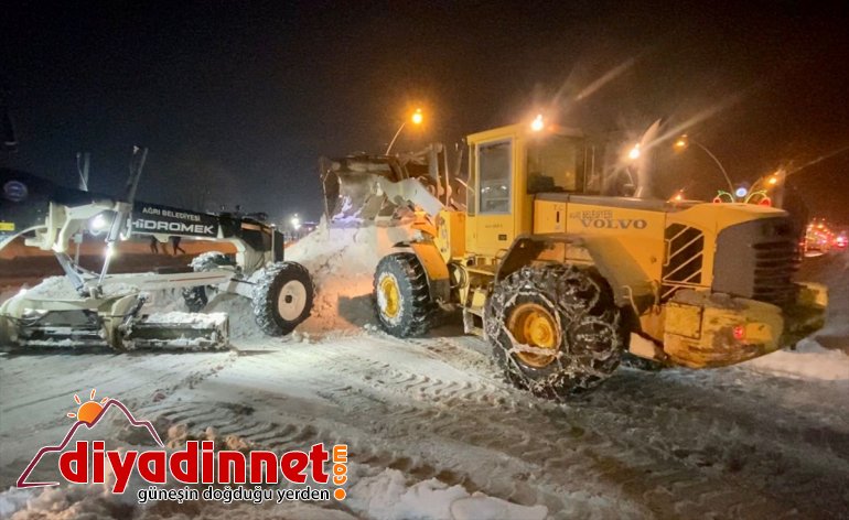 Ağrı'da kar yağışı yaşamı olumsuz etkiliyor.