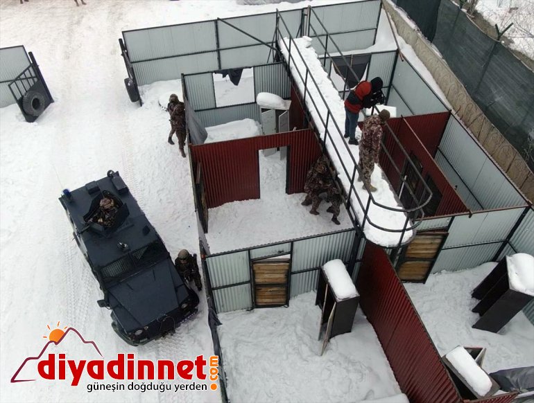 - da soğukta kar kahramanları dondurucu göreve mücadelenin AĞRI hazır Terörle ve 12