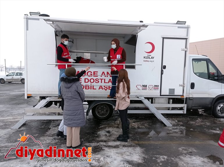 Türk Kızılay gönüllüleri Ağrı'da sınava hazırlanan öğrencilere ikramda bulundu