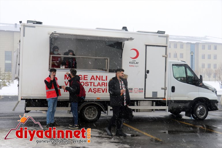gönüllüleri ikramda Kızılay Türk hazırlanan AĞRI öğrencilere - sınava bulundu 2
