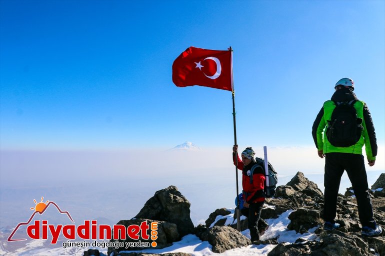 çevresi dağlarının kaplandı sisle Ağrı Aras ve 1