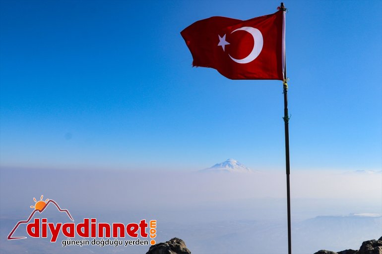 Aras çevresi Ağrı ve kaplandı dağlarının sisle 2