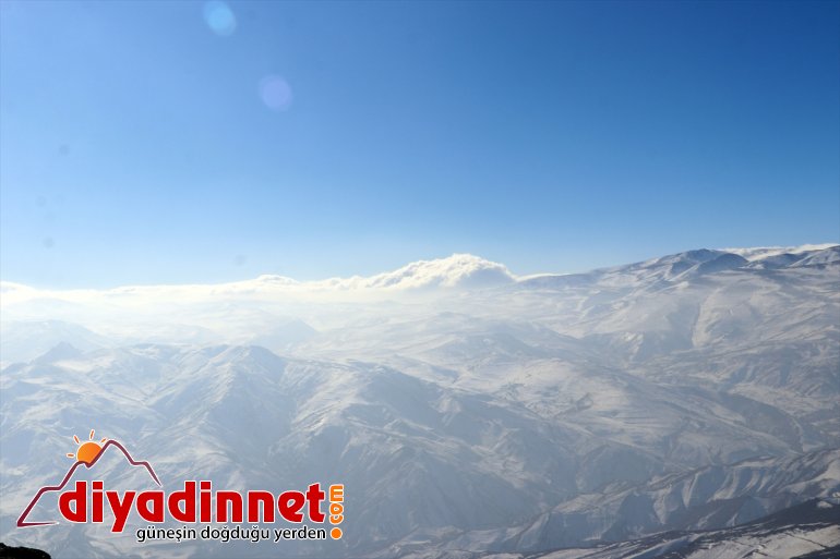 Aras kaplandı çevresi sisle Ağrı dağlarının ve 10