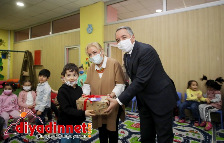 AİÇÜ Rektörü Prof. Dr. Karabulut, anaokulu öğrencileriyle bir araya geldi1