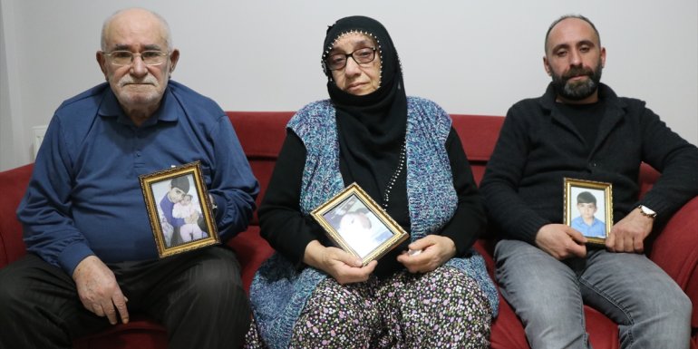 Ailesinden 5 canı yitiren depremzede, hayatta kalan anne ve babasıyla teselli buluyor