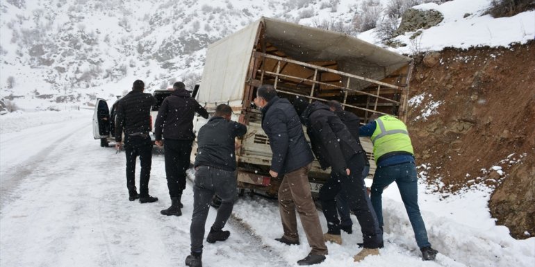 Aracı kara saplanan sürücüye Şemdinli Belediye Başkanı Saklı yardım etti