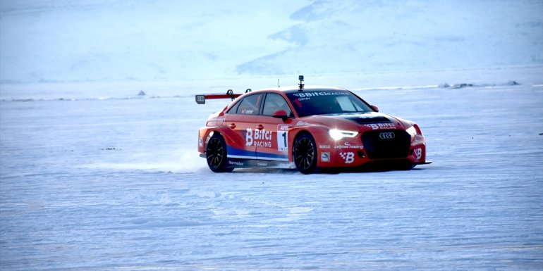 Araçların kış performansını buzla kaplı Çıldır Gölü