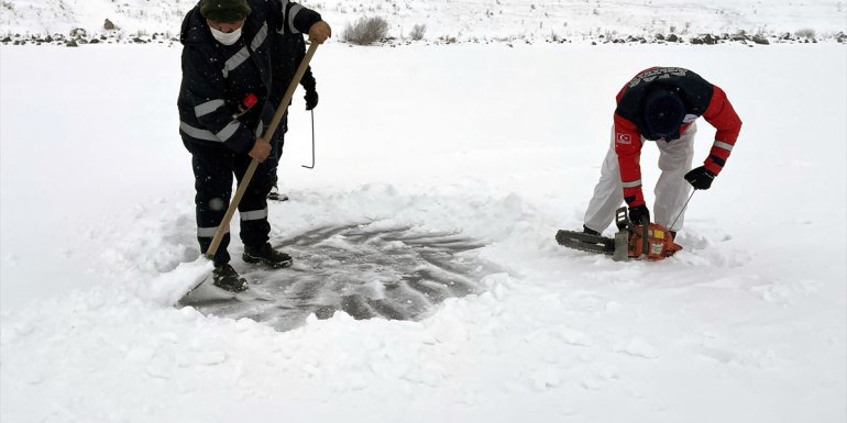 Çıldır Gölü'nde 'Buz Festivali' öncesi buz kalınlığı ölçüldü