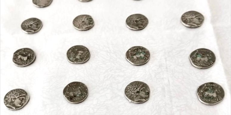 Ardahan'da bir otomobilde 20 tarihi sikke ele geçirildi