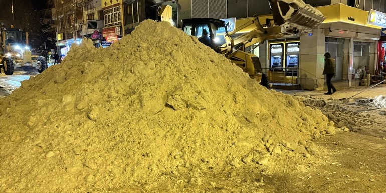 Ardahan'da cadde ve sokaklarda biriken kar kamyonlarla şehir dışına taşınıyor