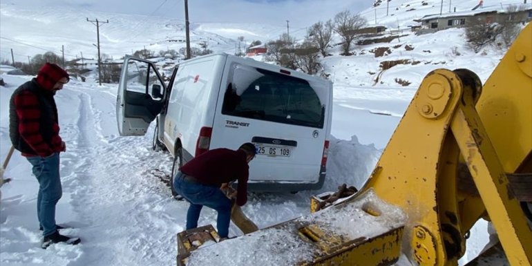 Ardahan'da tipi nedeniyle yolda kalan ambulans ile 17 araç kurtarıldı
