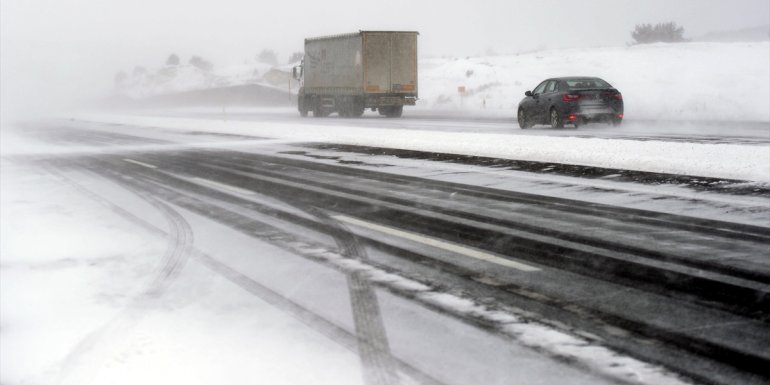 Ardahan'da kar ve tipi, ulaşımda aksamaya neden oluyor