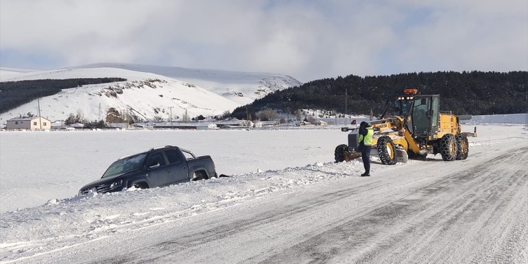 ARDAHAN - Kar ve tipi yüzünden yolda kalan 11 araç kurtarıldı1