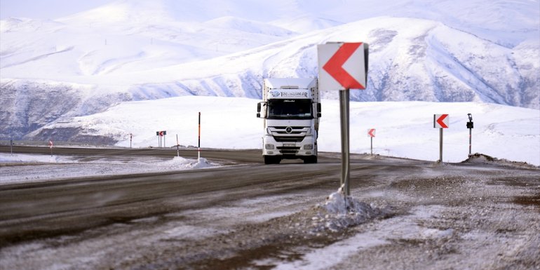 ARDAHAN - Kar yağışı ve tipi ulaşımda aksamaya neden oluyor1