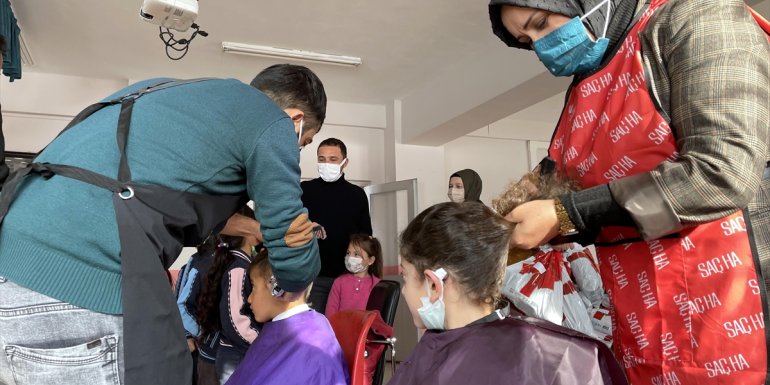 ARDAHAN - Köyde yaşayan çocuklara canlı müzik eşliğinde ücretsiz saç bakımı1