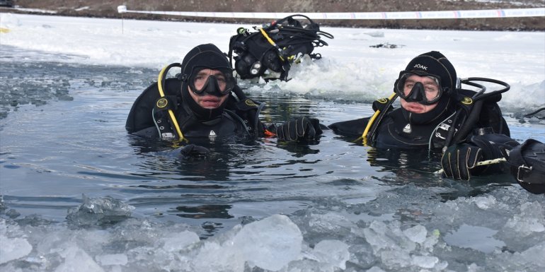 Su altı komandoları yüzeyi buz tutan Çıldır Gölü'nde dalış yaptı