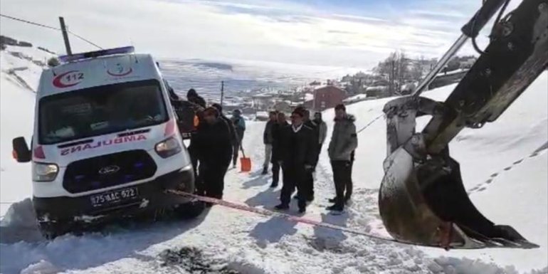 ARDAHAN - Tipi nedeniyle yolda kalan 2 ambulans ile 12 araç kurtarıldı1