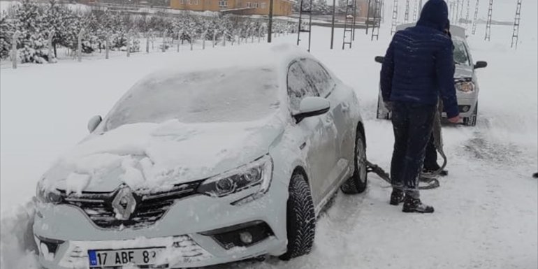 ARDAHAN - Tipi nedeniyle yolda kalan ambulans ile 25 araç kurtarıldı1