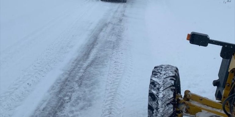 Ardahan ve Kars'ta kar nedeniyle ulaşıma kapanan 28 köy yolu açıldı