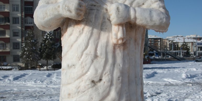 Arslantepe Höyüğü'ndeki kral Tarhunza'nın kardan heykeli yapıldı