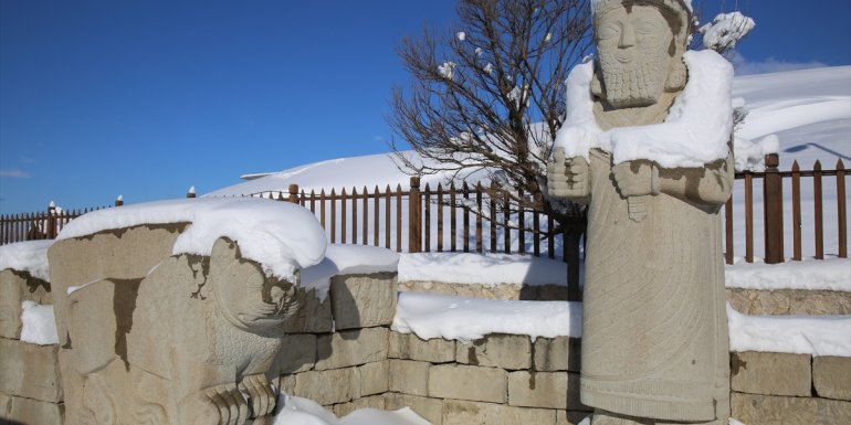 Arslantepe Höyüğü'ndeki kral Tarhunza'ya kardan pelerin