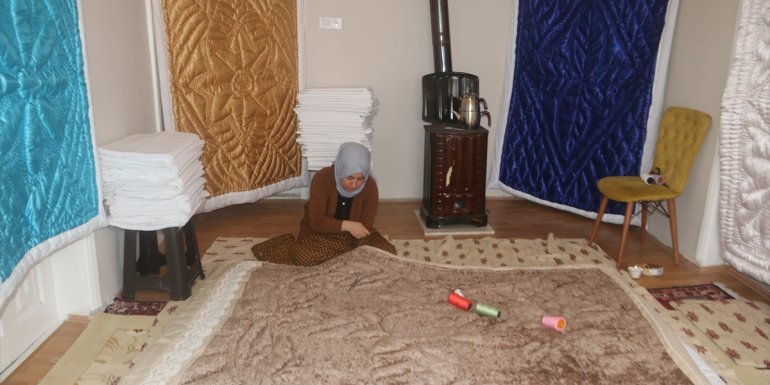 Atölyeye dönüştürdüğü evinde işlediği yorganlar kızların çeyizini süslüyor